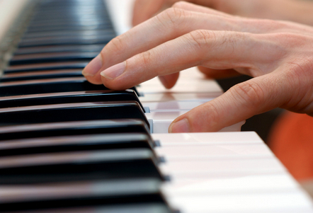 孩子在弹钢琴是的手指要做到真正的放松