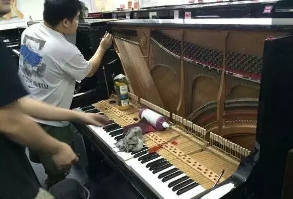 旧钢琴的翻新过程