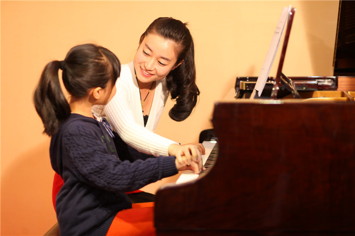 让孩子自信的弹钢琴
