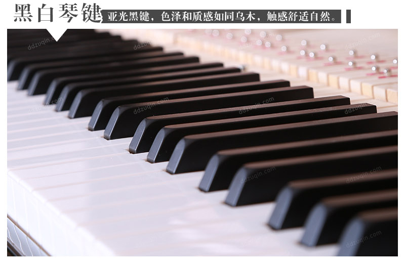 珠江UP120L钢琴的黑白琴键